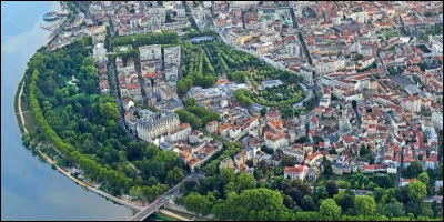Pour quelle raison la ville de Vichy est-elle inscrite avec d'autres villes europ&eacute;ennes au patrimoine mondial de l'UNESCO ?