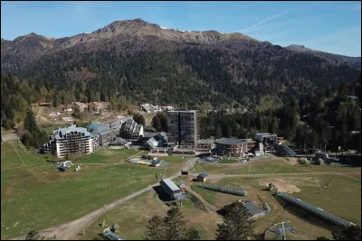Quelle station du Cantal est l'arriv&eacute;e de la dixi&egrave;me &eacute;tape du Tour de France le 14 juillet 2026 ?