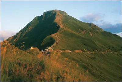 Quel massif est connu comme le plus vaste volcan d'Europe ?