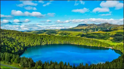 Quel mot d&eacute;signe un crat&egrave;re volcanique occup&eacute; par un lac tel que le lac Pavin ?