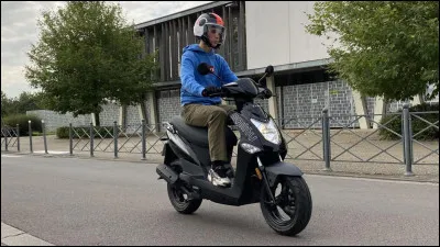 En France, &agrave; partir de quel &acirc;ge est-il autoris&eacute; de conduire un deux-roues motoris&eacute; de cylindr&eacute;e inf&eacute;rieure &agrave; 50 cm&sup3; ?