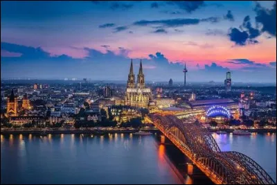 En l'an 50 de notre &egrave;re, quelle &eacute;pouse de l'empereur Claude a donn&eacute; &agrave; son lieu natal le statut de colonie, ce qui est &agrave; l'origine du nom de Cologne ?
