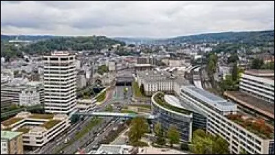 Ville allemande de 350 000 habitants situ&eacute;e dans le sud de la grande aire urbaine Rhin-Ruhr :