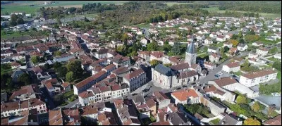 Petite ville de Haute-Marne, connue pour avoir &eacute;t&eacute; le lieu du massacre de 1562 qui marque le d&eacute;but des guerres de Religion en France :