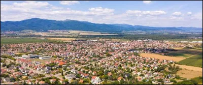 Ville du Haut-Rhin, peupl&eacute;e de 10 000 habitants, situ&eacute;e dans l'ancien bassin potassique :