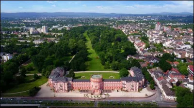 Ville allemande de 280 000 habitants, station thermale, situ&eacute;e dans la vall&eacute;e du Rhin :