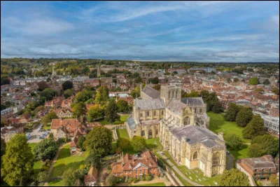 Ville du sud de l'Angleterre, capitale du Wessex &agrave; l'&eacute;poque m&eacute;di&eacute;vale :
