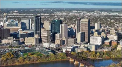 Grande ville canadienne, capitale du Manitoba :