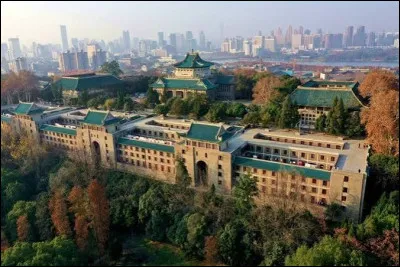 Grande ville chinoise de 10 millions d'habitants situ&eacute;e sur le fleuve Yangzi :