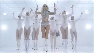 Quelle artiste internationale est connue pour ses performances tr&egrave;s th&eacute;&acirc;trales et excentriques, et a marqu&eacute; la pop mondiale avec des titres comme ''Bad Romance'' et ''Poker Face'' ?