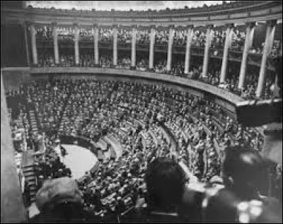 En 1940, à quelle figure historique, présentée comme le vainqueur de Verdun, l'Assemblée nationale donne-t-elle les pleins pouvoirs ?