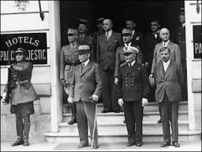 Pendant cette période, le gouvernement français a quitté Paris et siège désormais à 'l'hôtel du Parc' dans une grande ville thermale . Laquelle ?