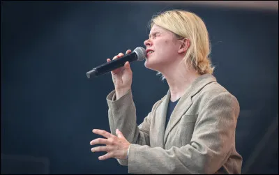 Qui est cette chanteuse fran&ccedil;aise dont l'un des titres est ''Tristesse'' ?