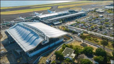Quel a&eacute;roport dessert principalement l'&icirc;le de La R&eacute;union pour les vols internationaux ?