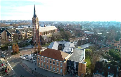 Ville fran&ccedil;aise de 20 000 habitants, situ&eacute;e entre Lille et Roubaix :