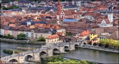Ville allemande de 130 000 habitants, situ&eacute;e dans le nord de la Bavi&egrave;re, sur les rives du Main :