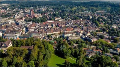 Ville suisse de 120 000 habitants, situ&eacute;e dans le nord du pays :