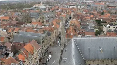 Ville belge de 30 000 habitants, situ&eacute;e pr&egrave;s de Courtrai, &agrave; la fronti&egrave;re fran&ccedil;aise, arriv&eacute;e d'une importante course cycliste :