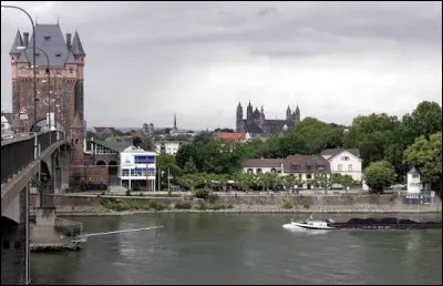 Ville allemande de Rh&eacute;nanie-Palatinat, sur la rive gauche du Rhin :