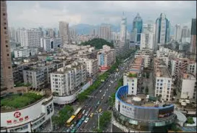 Grande ville portuaire chinoise situ&eacute;e sur la mer de Chine Orientale, au sud de Shanghai :