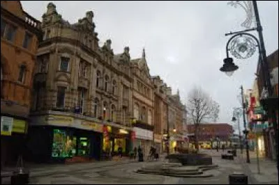 Ville anglaise de 200 000 habitants, situ&eacute;e sur la Mersey, entre Manchester et Liverpool :
