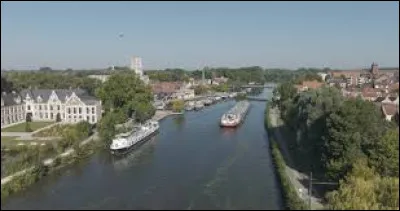 Ville fran&ccedil;aise de 11 000 habitants, situ&eacute;e sur la De&ucirc;le au nord de Lille :