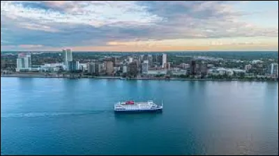 Ville canadienne de 220 000 habitants, situ&eacute;e dans l'Ontario, pr&egrave;s de la ville &eacute;tatsunienne de Detroit :