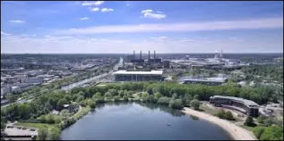 Ville allemande de 125 000 habitants, situ&eacute;e en Basse-Saxe, d&eacute;velopp&eacute;e autour de la grande usine Volkswagen :
