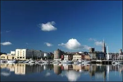 Ville portuaire irlandaise de 50 000 habitants, situ&eacute;e sur la c&ocirc;te sud-est du pays :
