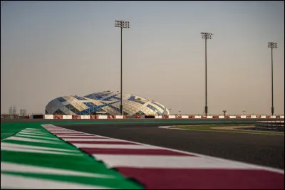 Le Grand Prix du Qatar est le seul Grand Prix disput&eacute; enti&egrave;rement de nuit.