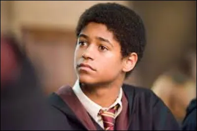 Quand Harry embrasse Ginny apr&egrave;s le match auquel il n'avait pas jou&eacute; car il &eacute;tait en retenue, quelle r&eacute;action a Dean Thomas ?