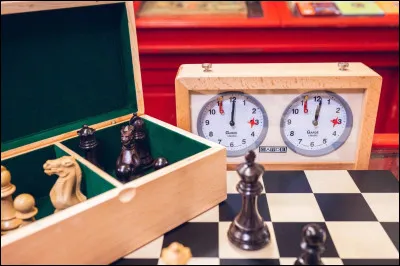 Comment appelle-t-on une partie d'&eacute;checs rapide ?