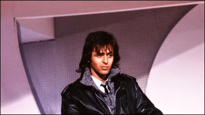Quelle chanson de Jean-Jacques Goldman contient les paroles : &laquo; L&agrave;-bas, tout est neuf et tout est sauvage&hellip; &raquo; ?