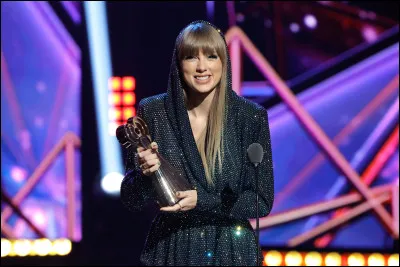 Dans quel genre musical Taylor Swift a-t-elle d&eacute;but&eacute; sa carri&egrave;re ?