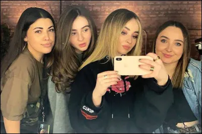 Avec quelle s&oelig;ur Sabrina a-t-elle partag&eacute; une cha&icirc;ne YouTube ?