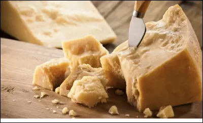 Quelle ville d'&Eacute;milie-Romagne est le berceau et la capitale mondiale du Parmigiano Reggiano ?
