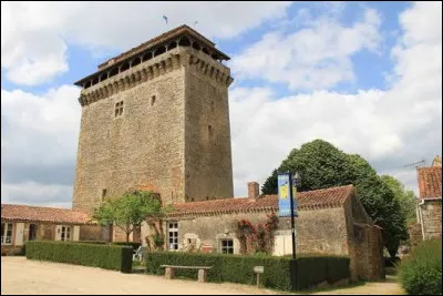 Notre premi&egrave;re balade de la semaine commence au pied du donjon de Bazoges-en-Pareds. Village des Pays-de-la-Loire, dans l'arrondissement de Fontenay-le-Comte, il se situe dans le d&eacute;partement ...