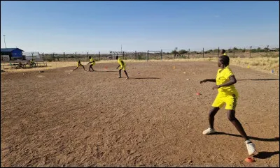 Quel sport se pratique souvent sur le sable ?