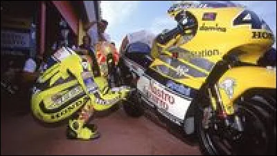 En quelle ann&eacute;e Valentino Rossi a-t-il remport&eacute; son premier titre ?
