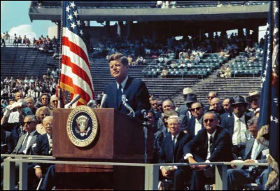 D'apr&egrave;s le discours de John F. Kennedy le 12 septembre 1962, au Rice Stadium de Houston, pourquoi a-t-on d&eacute;cid&eacute; d'aller sur la Lune ?