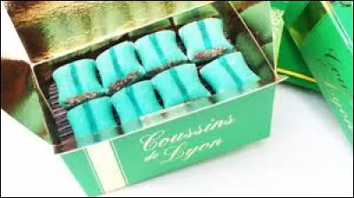 Les coussins de Lyon sont des confiseries &agrave; base de chocolat et de p&acirc;te d'amande.