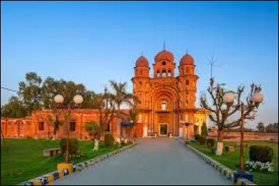 Quelle ville du Pakistan est la capitale de la province du Pendjab ?