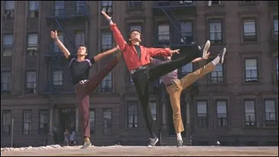 Dans le film ''West Side Story'' de 1961, o&ugrave; se d&eacute;roule l'action en plein c&oelig;ur de l'&eacute;t&eacute; activant les tensions entre les Sharks et les Jets ?