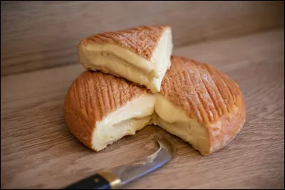 Quel fromage fran&ccedil;ais est connu pour sa cro&ucirc;te lav&eacute;e et son odeur tr&egrave;s forte ?