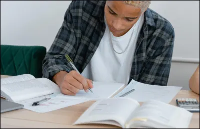 Si on devait faire une moyenne (car il est quand m&ecirc;me rare de tenir ce rythme de fa&ccedil;on fixe), combien de temps travailles-tu en dehors des heures de cours, si l'on inclue la reprise des cours, les r&eacute;visions, les fiches... ?