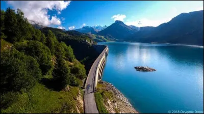 Dans quel massif peut-on admirer le barrage de Roselend ?