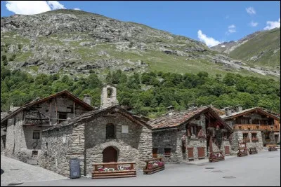 Quel est le nom de ce joli village situ&eacute; au pied du col de l'Iseran ?