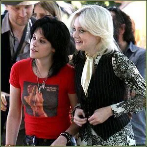 Qui sont ces deux jeunes femmes ?