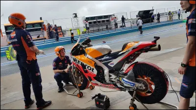 La limite de vitesse dans les stands est de 80km/h.