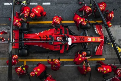 Les pilotes sont oblig&eacute;s de faire au moins un arr&ecirc;t au stand pendant une course sur le sec.
